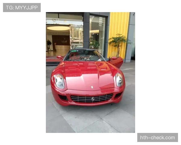 梅西门口的豪车和他进门的那双鞋，反差得像两个人